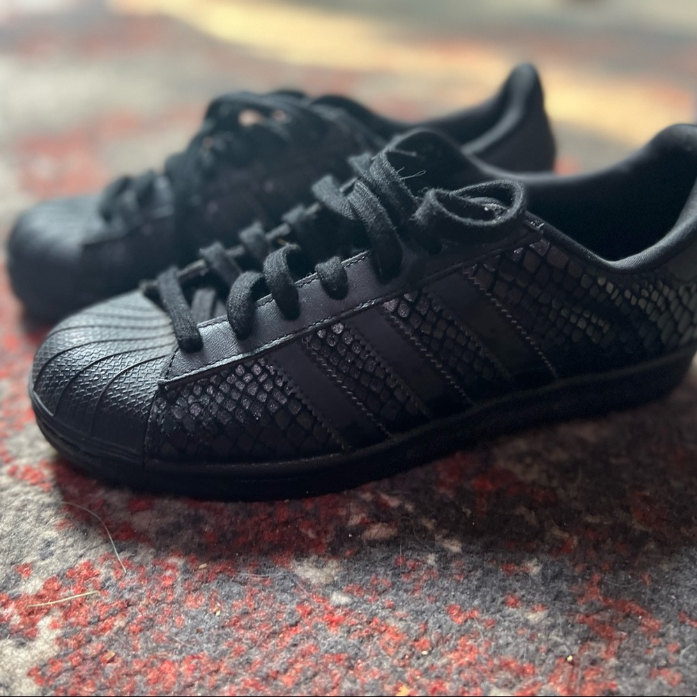 Adidas superstar women Sz 8.5 only worn a few times